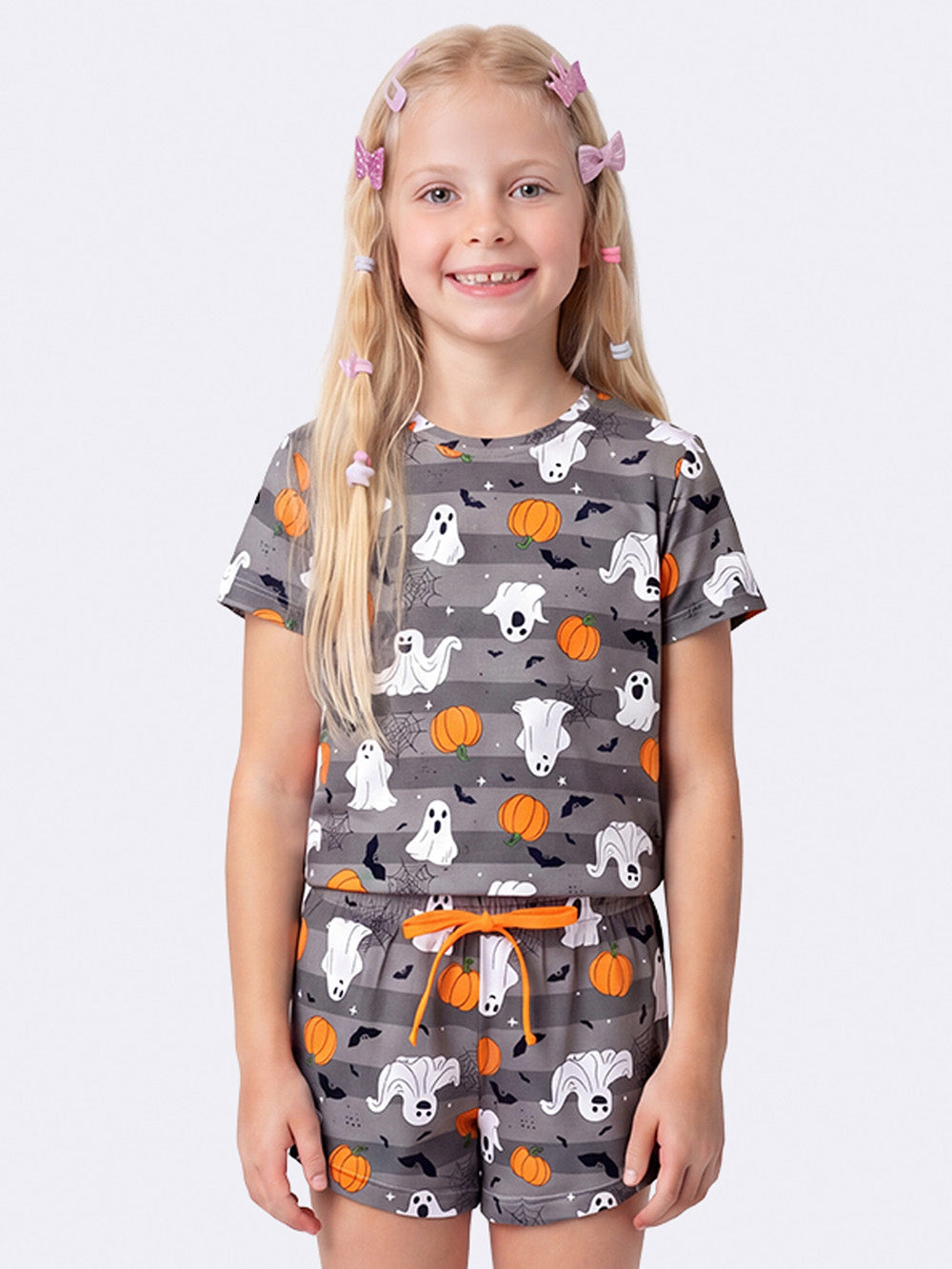 Pijama Infantil Halloween Blusa e Short Menina, detalhe da estampa de fantasminhas e abóboras
